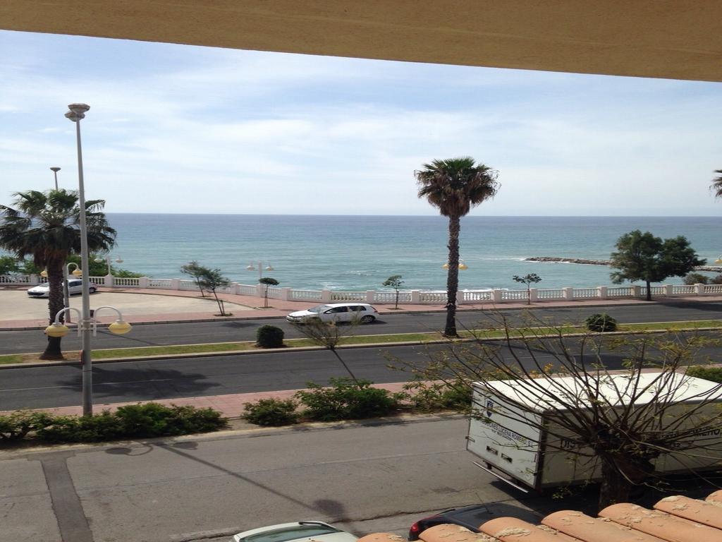 Apartamentos Torreon Del Mar Benalmadena Ruang foto