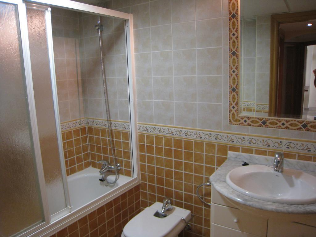 Apartamentos Torreon Del Mar Benalmadena Ruang foto